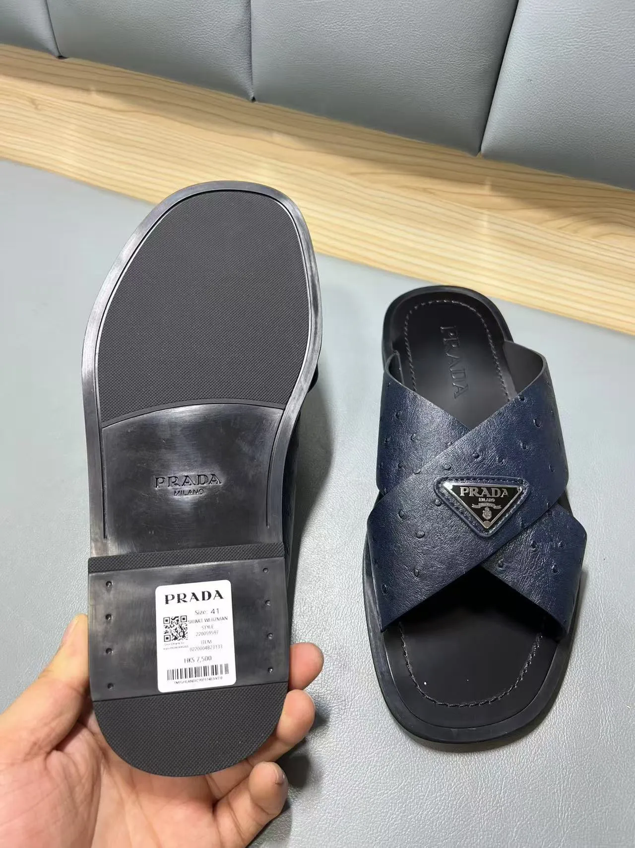 340💰PRADA Prada’s latest slippers are synchronized with the official website. This slipper is made of the brand’s unique and iconic Saffiano leather. The brand logo jumps out from the double straps, and the brand style is clearly visible. Cowhide gives men elegant charm and functional design, making it an ideal choice for vacation and leisure. Size:38-45